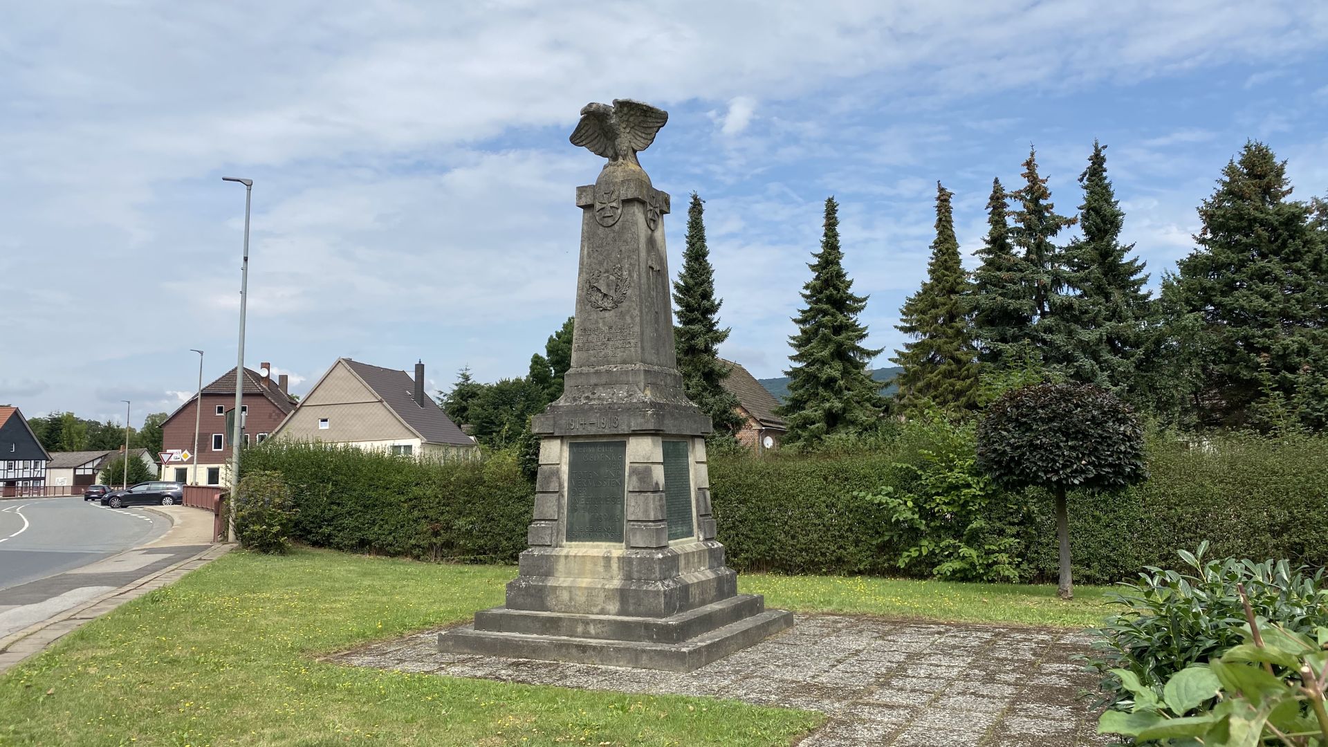 Kriegerdenkmal von 1921 in Eschershausen, Ortsteil ScharfoldendorfKriegerdenkmal von 1921 in Eschershausen, Ortsteil Scharfoldendorf, mit der Tafel der Gefallenen des Ersten Weltkrieges